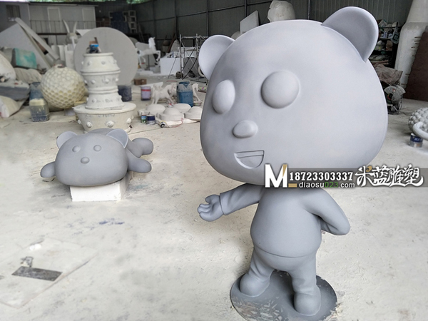 熊貓玻璃鋼卡通雕塑制作工藝雕塑做漆過程
